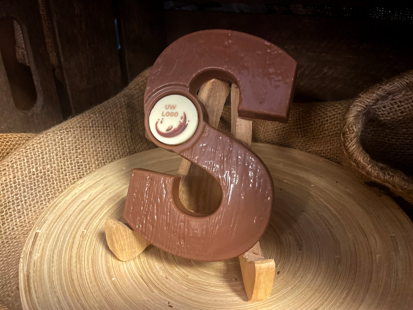 Chocoladeletter S / Houtstructuur met logo