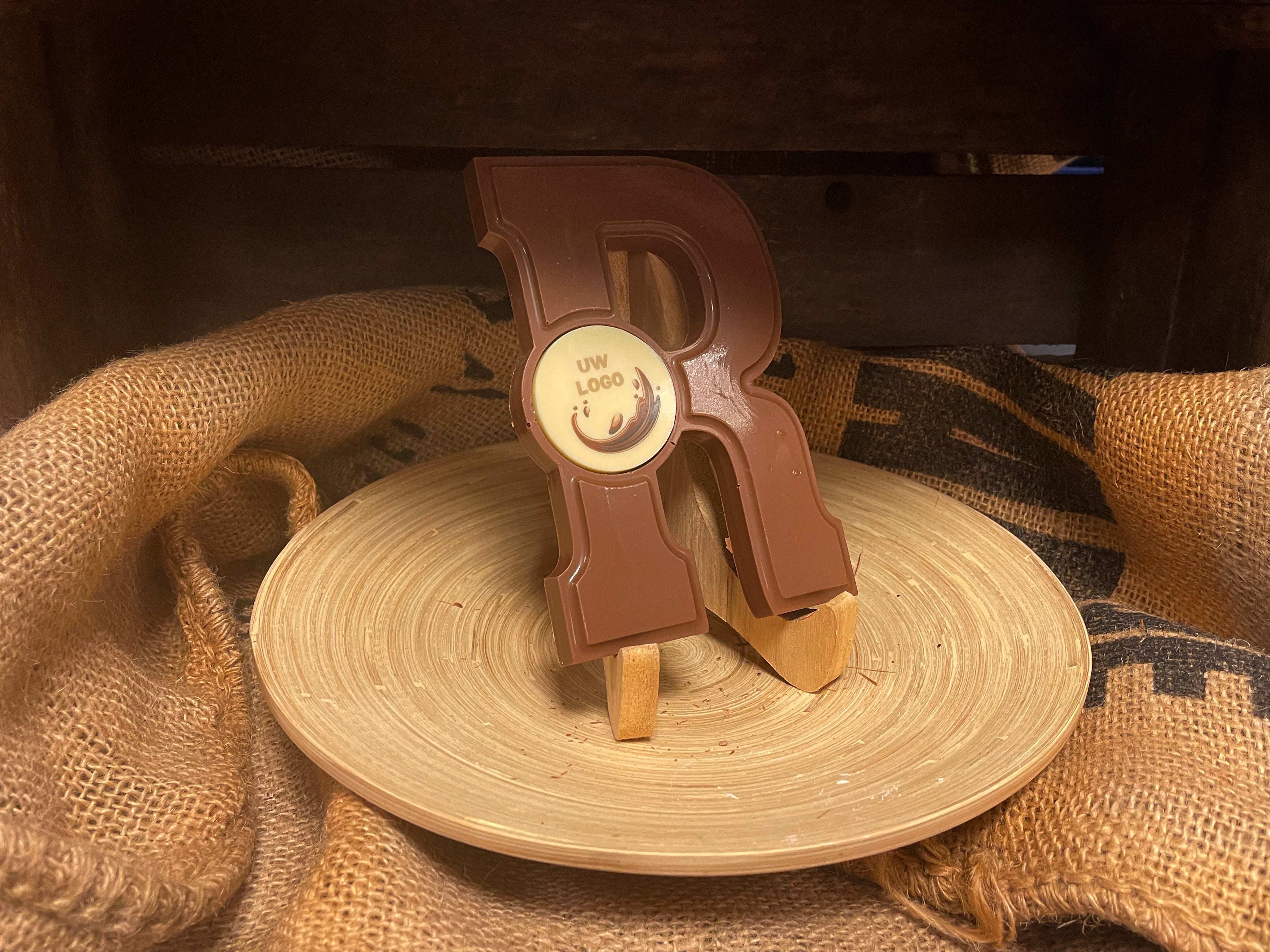 Chocoladeletter R met logo – Chocoladeletter-bestellen.nl
